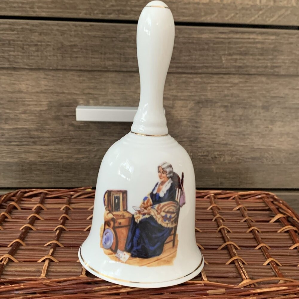 NORMAN ROCKWELL BELL MUSEUM "Grandma quilt" 1986 GOLD-TONE TRIM COLLECTIBLE